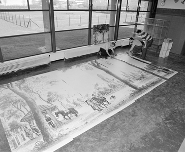 881512 Afbeelding van medewerkers van de Gemeentelijke Fotodienst in het gebouw van het gemeentearchief Utrecht ...